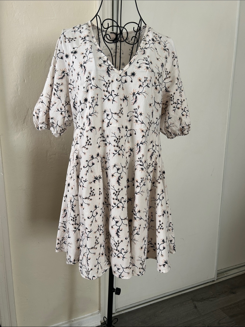 Universal Thread Cream Floral V-Neck Puff Sleeve Dress Size S